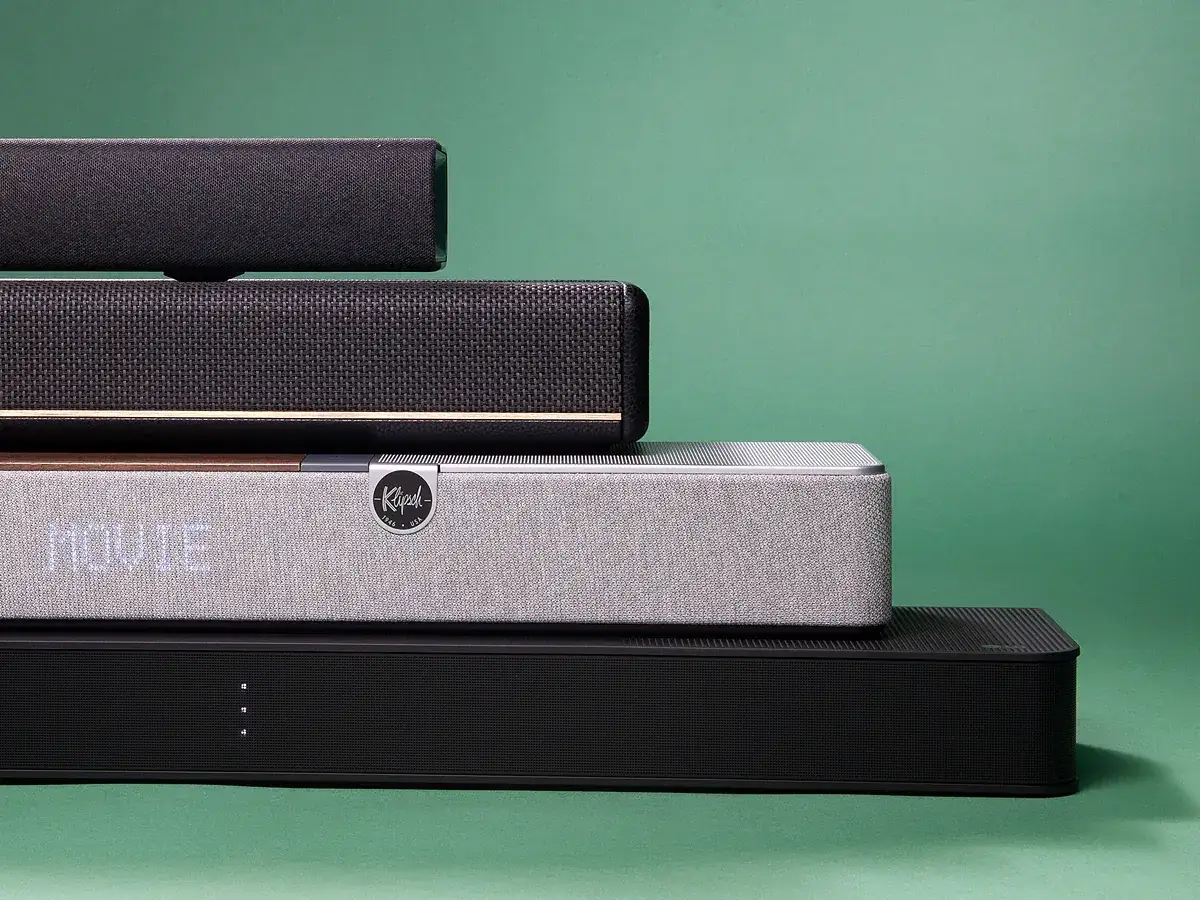 Vier Soundbars stapeln sich übereinander. Perfekt für tiefe Bass Lieder und Kinoerlebnisse.