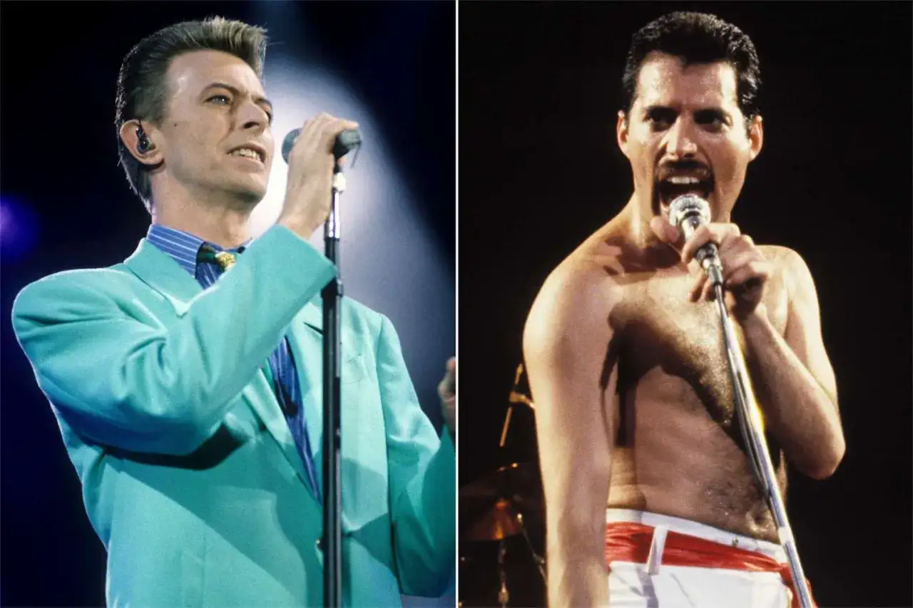 David Bowie im t&uuml;rkisfarbenen Anzug und Freddie Mercury mit nacktem Oberk&ouml;rper, beide unter Druck auf der B&uuml;hne.