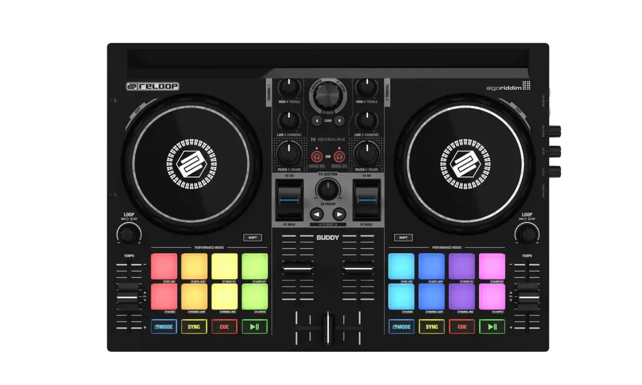 Der Reloop Buddy DJ-Controller mit zwei Jogwheels, Pads und Mixern. Perfekt f&uuml;r angehende DJs.