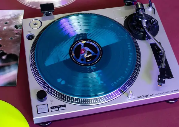 Ein Plattenspieler mit einer blauen Schallplatte. Perfekt für das Schallplatten waschen, um den besten Sound zu genießen.